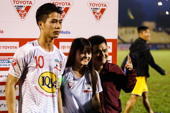 Fan nữ Sông Lam Nghệ An xinh đẹp đón Công Phượng về quê mẹ ảnh 1