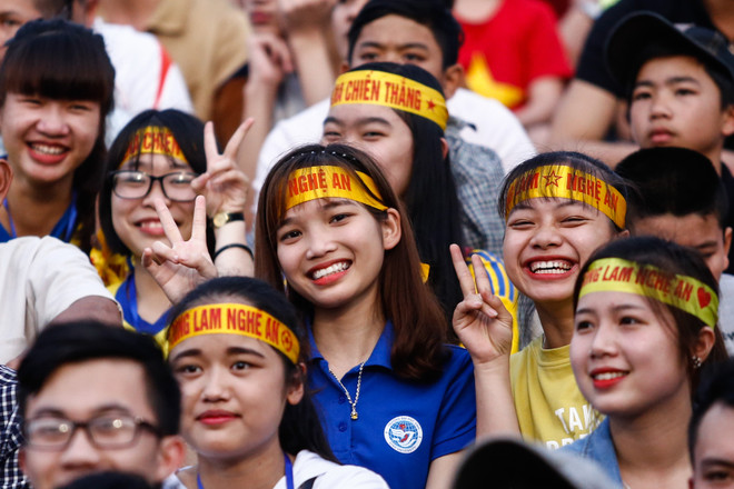 Fan nữ Sông Lam Nghệ An xinh đẹp đón Công Phượng về quê mẹ ảnh 6