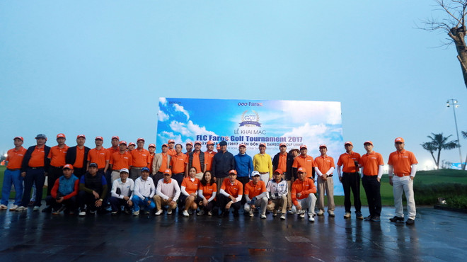 Các golfer chụp ảnh lưu niệm trước thềm giải đấu. (Ảnh: Hải Đăng) 1200 golf thủ tham dự giải golf có tổng giải thưởng 40 tỷ đồng ảnh 1