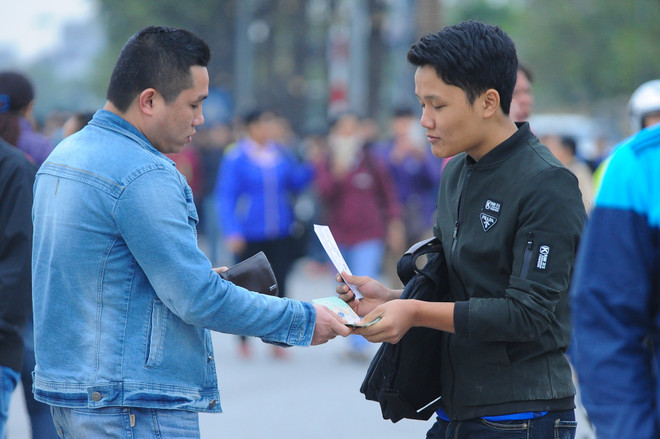 Vé “chợ đen” trận Việt Nam-Indonesia chạm mốc 1,2 triệu đồng/vé ảnh 1