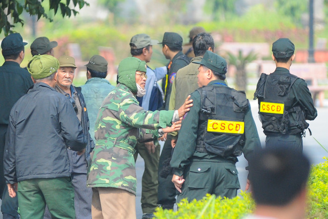 Cổ động viên xô đổ cổng để tìm cách mua vé trận Việt Nam-Indonesia ảnh 2