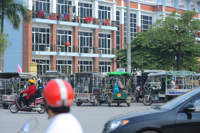 Cổ động viên xô đổ cổng để tìm cách mua vé trận Việt Nam-Indonesia ảnh 4