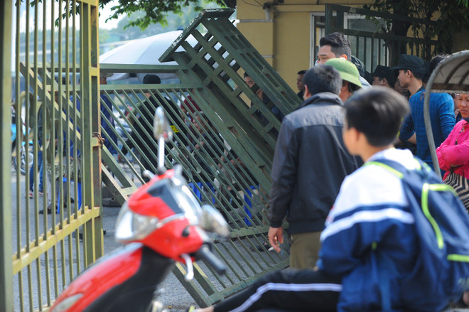 Cổ động viên xô đổ cổng để tìm cách mua vé trận Việt Nam-Indonesia ảnh 1