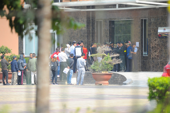 Cổ động viên xô đổ cổng để tìm cách mua vé trận Việt Nam-Indonesia ảnh 3