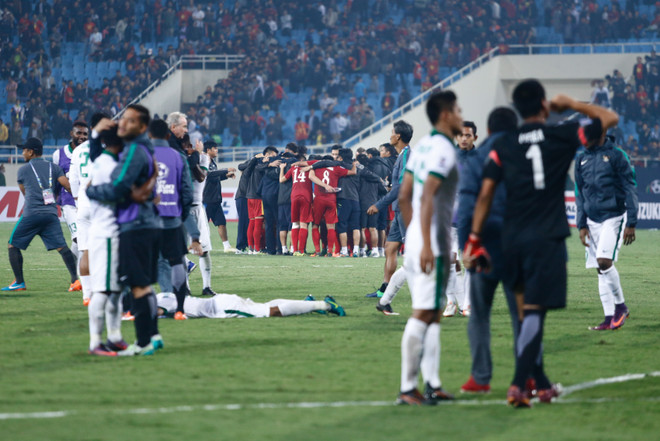 [Photo] Xuân Trường khóc nức nở bên gia đình sau trận thua Indonesia ảnh 2