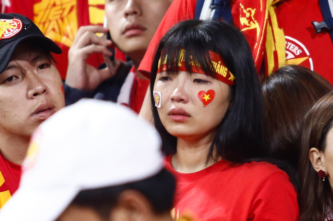 [Photo] Xuân Trường khóc nức nở bên gia đình sau trận thua Indonesia ảnh 6