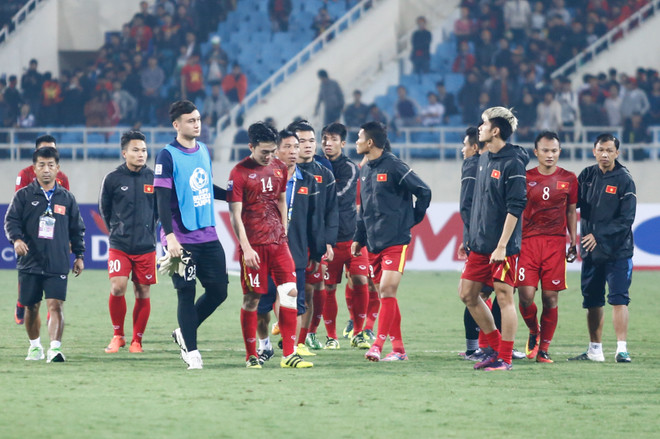 [Photo] Xuân Trường khóc nức nở bên gia đình sau trận thua Indonesia ảnh 3