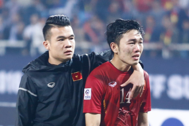 [Photo] Xuân Trường khóc nức nở bên gia đình sau trận thua Indonesia ảnh 4