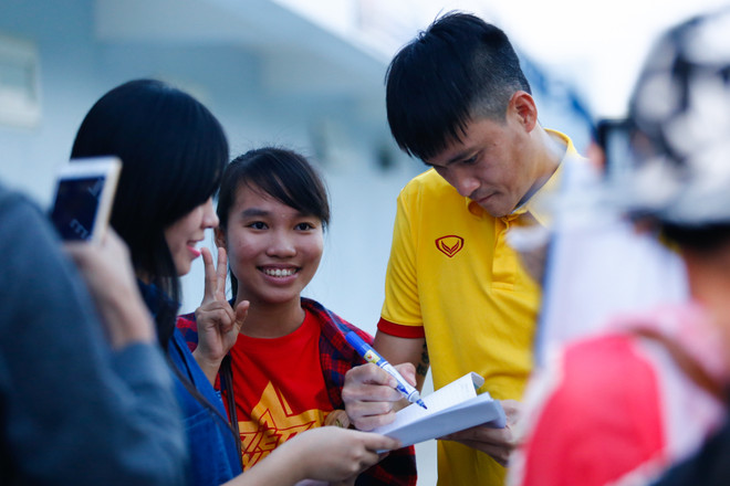 Công Vinh tươi cười chụp ảnh trong ngày lộ tin chia tay Bình Dương ảnh 2