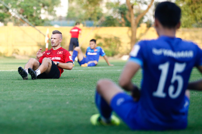 Công Vinh tươi cười chụp ảnh trong ngày lộ tin chia tay Bình Dương ảnh 6