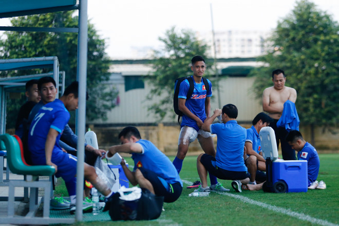 Công Vinh tươi cười chụp ảnh trong ngày lộ tin chia tay Bình Dương ảnh 7