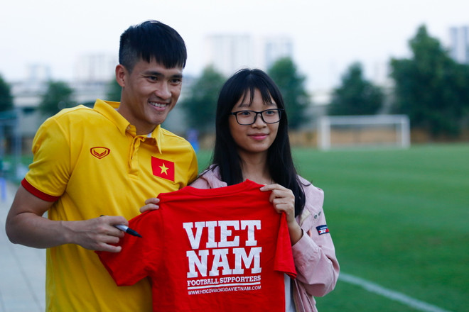 Công Vinh tươi cười chụp ảnh trong ngày lộ tin chia tay Bình Dương ảnh 1