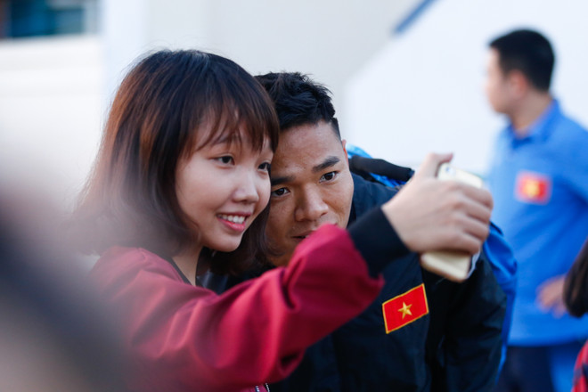 Công Vinh tươi cười chụp ảnh trong ngày lộ tin chia tay Bình Dương ảnh 3