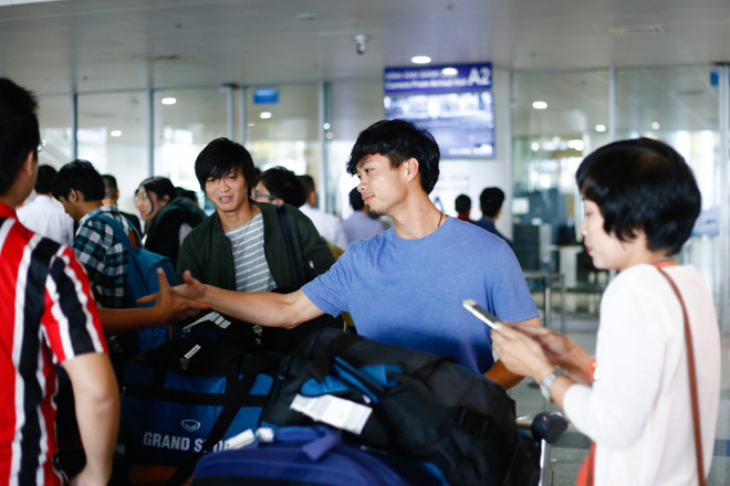 Sự cố hành lý, Công Phượng, Tuấn Anh muộn buổi tập của tuyển Việt Nam ảnh 3