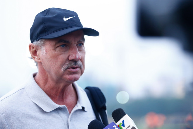 HLV Alfred Riedl hạnh phúc về công việc của Hữu Thắng và Việt Hoàng ảnh 1