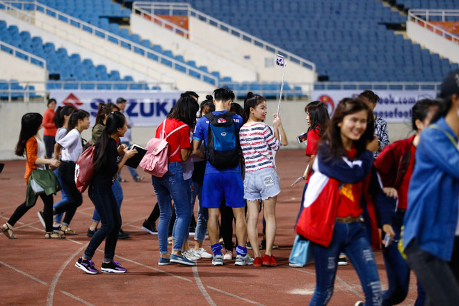 Fan nữ chờ hàng giờ để xin chữ ký Xuân Trường, Văn Quyết ảnh 3