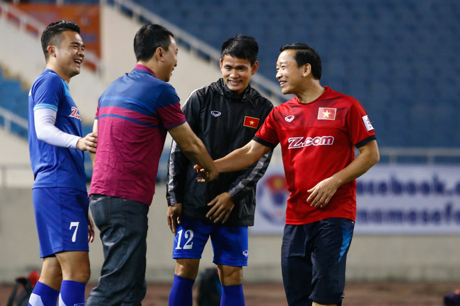 Fan nữ chờ hàng giờ để xin chữ ký Xuân Trường, Văn Quyết ảnh 9