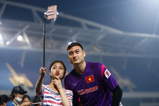 Fan nữ chờ hàng giờ để xin chữ ký Xuân Trường, Văn Quyết ảnh 6