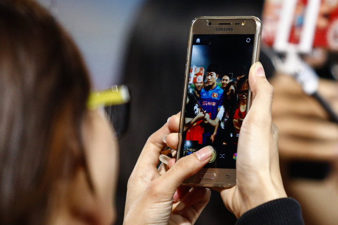 Fan nữ chờ hàng giờ để xin chữ ký Xuân Trường, Văn Quyết ảnh 8