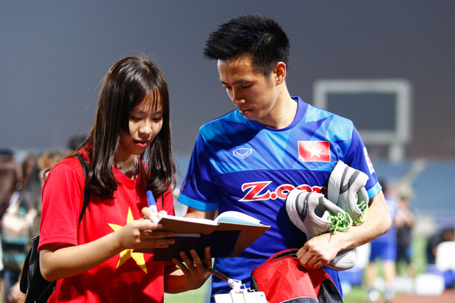 Fan nữ chờ hàng giờ để xin chữ ký Xuân Trường, Văn Quyết ảnh 5