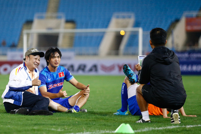 Fan nữ chờ hàng giờ để xin chữ ký Xuân Trường, Văn Quyết ảnh 7