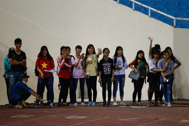 Fan nữ chờ hàng giờ để xin chữ ký Xuân Trường, Văn Quyết ảnh 2