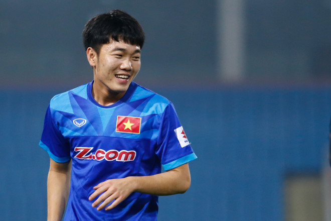 Fan nữ chờ hàng giờ để xin chữ ký Xuân Trường, Văn Quyết ảnh 1