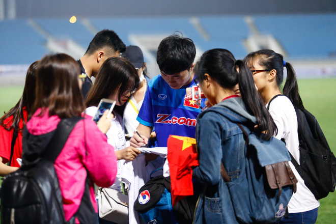 Fan nữ chờ hàng giờ để xin chữ ký Xuân Trường, Văn Quyết ảnh 4