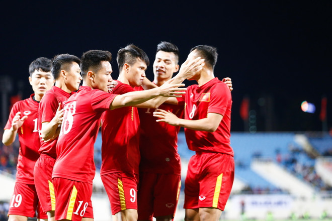 Đội tuyển thắng nhưng Công Vinh (số 9) không thể hài lòng khi các đàn em đã mắc quá nhiều sai sót. Công Vinh “cảnh cáo” các đàn em về một số sai lầm ở trận gặp Indonesia ảnh 2