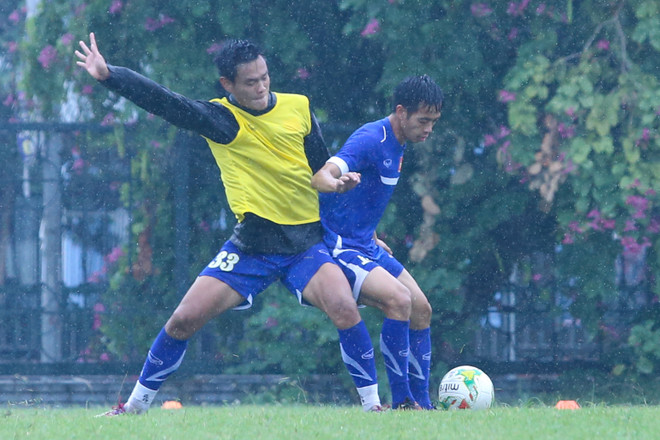 [Photo] Ông Miura tắm mưa chỉ đạo buổi tập của tuyển Việt Nam ảnh 7