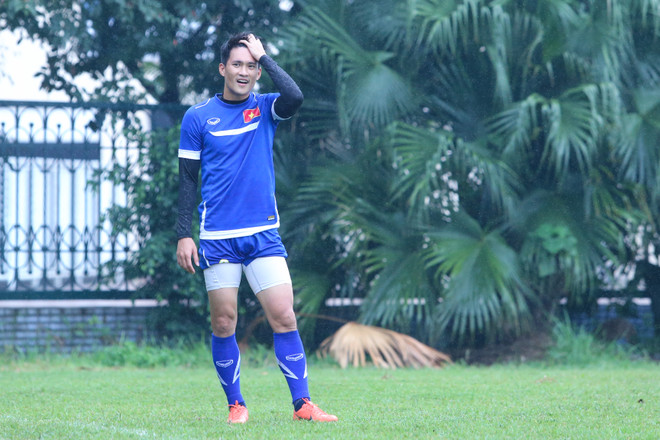 [Photo] Ông Miura tắm mưa chỉ đạo buổi tập của tuyển Việt Nam ảnh 4