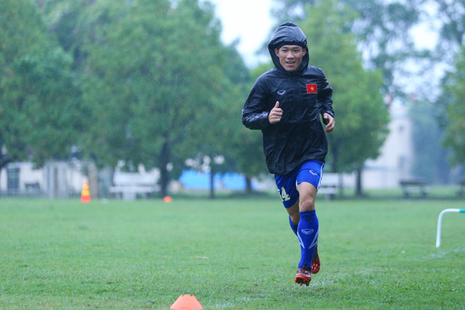 [Photo] Ông Miura tắm mưa chỉ đạo buổi tập của tuyển Việt Nam ảnh 3