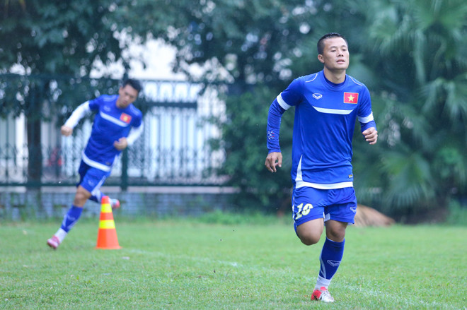 [Photo] Ông Miura tắm mưa chỉ đạo buổi tập của tuyển Việt Nam ảnh 2