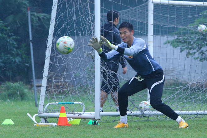 [Photo] Ông Miura tắm mưa chỉ đạo buổi tập của tuyển Việt Nam ảnh 5