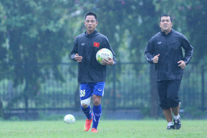 [Photo] Ông Miura tắm mưa chỉ đạo buổi tập của tuyển Việt Nam ảnh 6