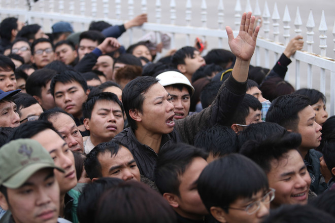 10.000 CĐV dọa xô đổ hàng rào, cảnh sát liên tục dùng dùi cui điện ảnh 7