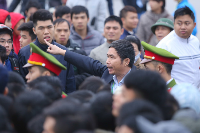 10.000 CĐV dọa xô đổ hàng rào, cảnh sát liên tục dùng dùi cui điện ảnh 4