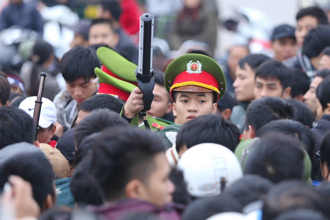 10.000 CĐV dọa xô đổ hàng rào, cảnh sát liên tục dùng dùi cui điện ảnh 5