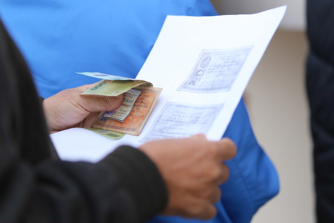 10.000 CĐV dọa xô đổ hàng rào, cảnh sát liên tục dùng dùi cui điện ảnh 9