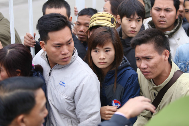 10.000 CĐV dọa xô đổ hàng rào, cảnh sát liên tục dùng dùi cui điện ảnh 8