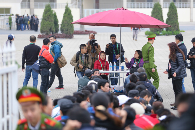 10.000 CĐV dọa xô đổ hàng rào, cảnh sát liên tục dùng dùi cui điện ảnh 6