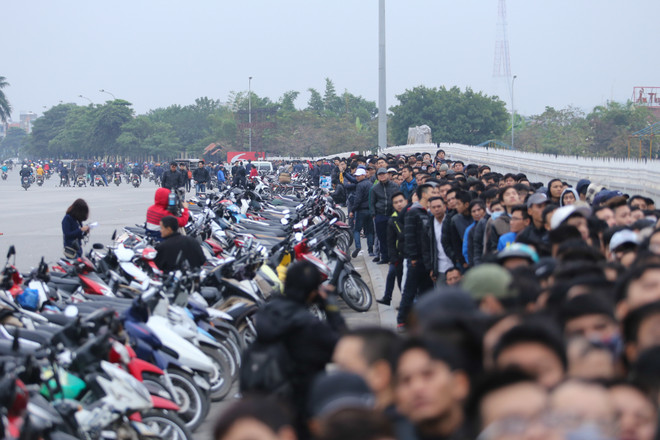 10.000 CĐV dọa xô đổ hàng rào, cảnh sát liên tục dùng dùi cui điện ảnh 1