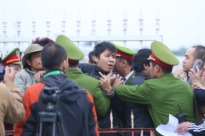 10.000 CĐV dọa xô đổ hàng rào, cảnh sát liên tục dùng dùi cui điện ảnh 2