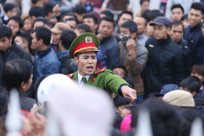 10.000 CĐV dọa xô đổ hàng rào, cảnh sát liên tục dùng dùi cui điện ảnh 3