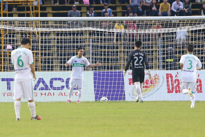 Khánh Hòa Sanna "dạy" cho Công Phượng và đồng đội bài học V-League ảnh 1