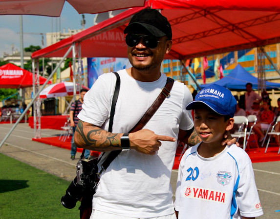 "Rocker" Trần Lập hào hứng đưa con đi tuyển sinh bóng đá ảnh 1