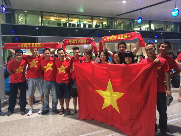 [Photo] Người hâm mộ chia tay U19 Việt Nam tại Tân Sơn Nhất ảnh 2