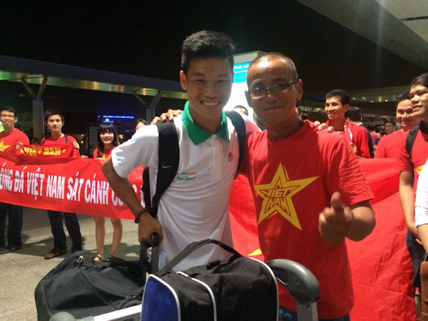 [Photo] Người hâm mộ chia tay U19 Việt Nam tại Tân Sơn Nhất ảnh 3