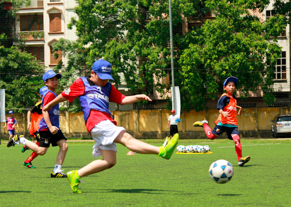 "Rocker" Trần Lập hào hứng đưa con đi tuyển sinh bóng đá ảnh 3