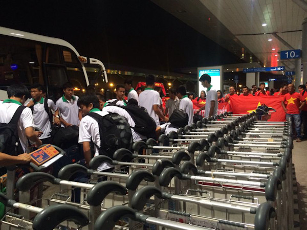 [Photo] Người hâm mộ chia tay U19 Việt Nam tại Tân Sơn Nhất ảnh 1